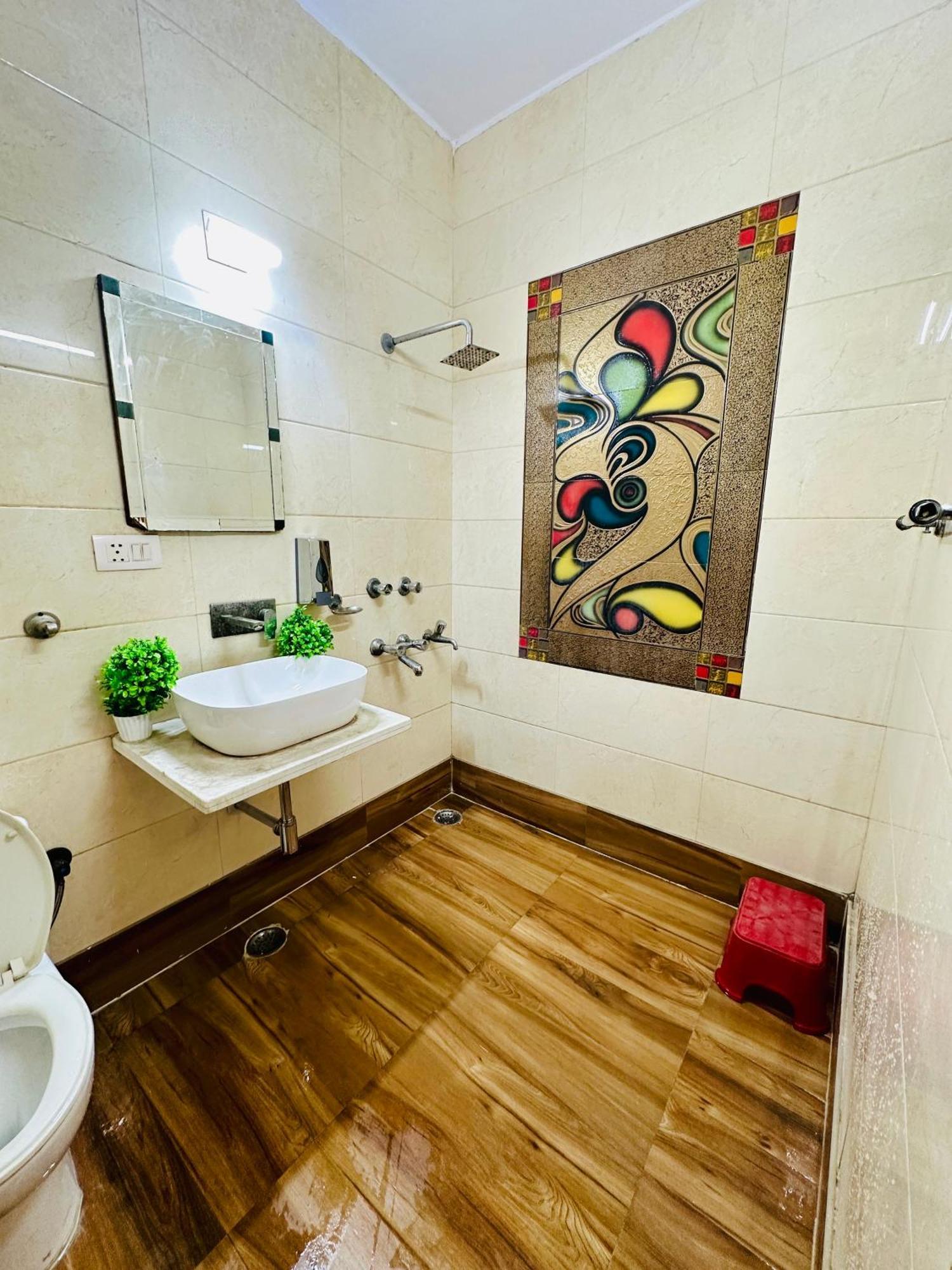 Hotel The White Scent-Near Noida Sector 18 Metro Exterior foto
