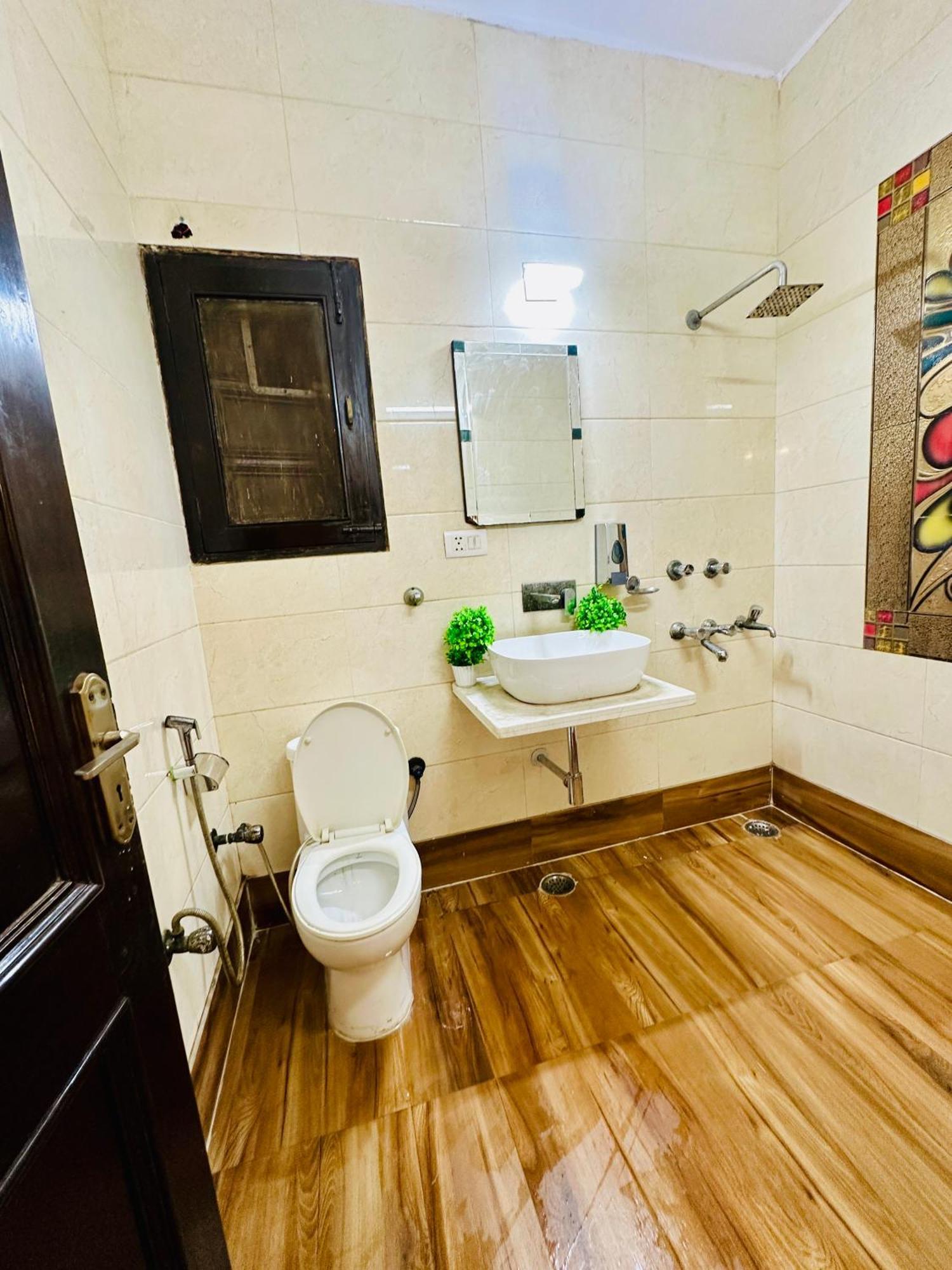 Hotel The White Scent-Near Noida Sector 18 Metro Exterior foto