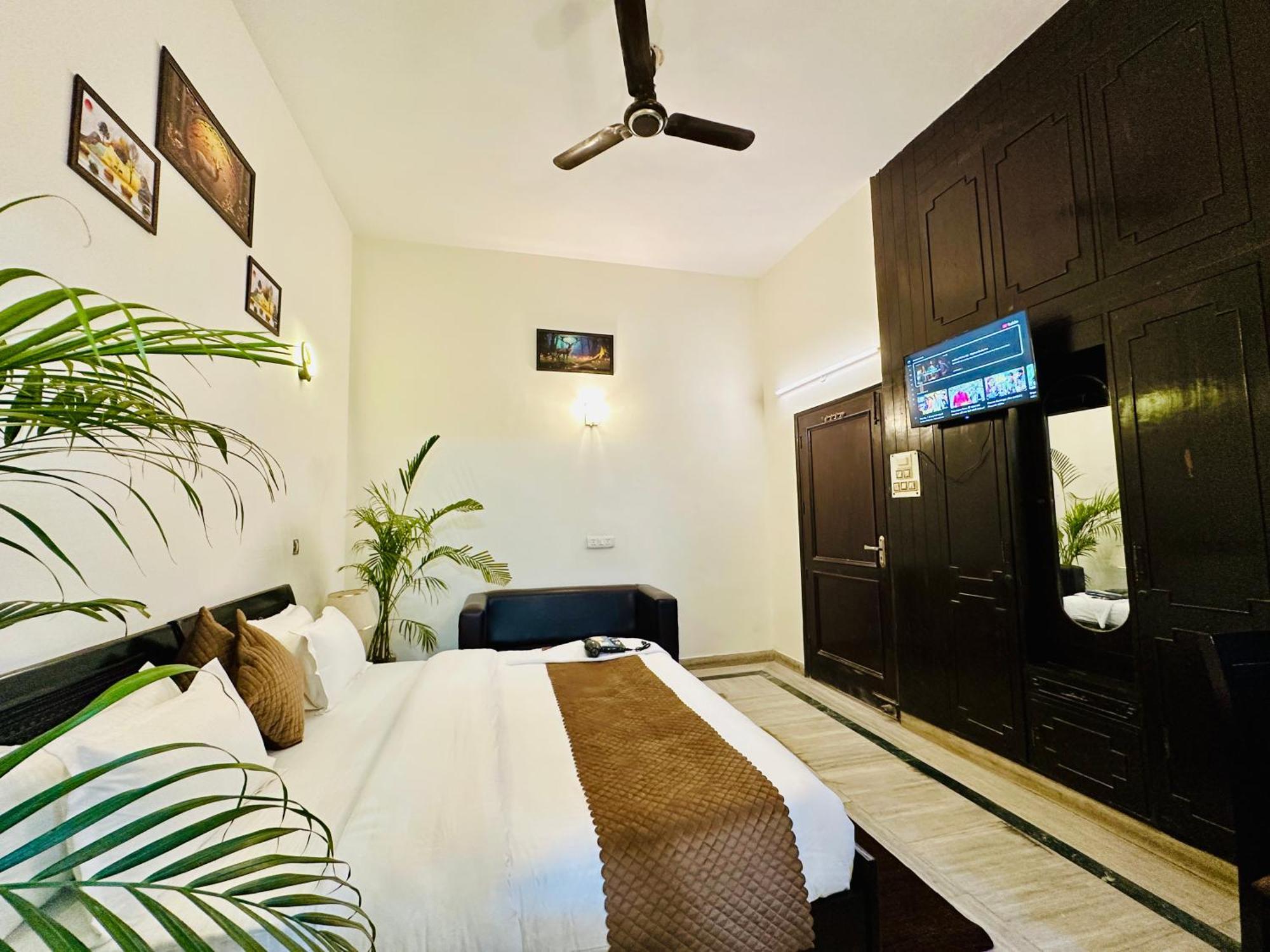 Hotel The White Scent-Near Noida Sector 18 Metro Exterior foto