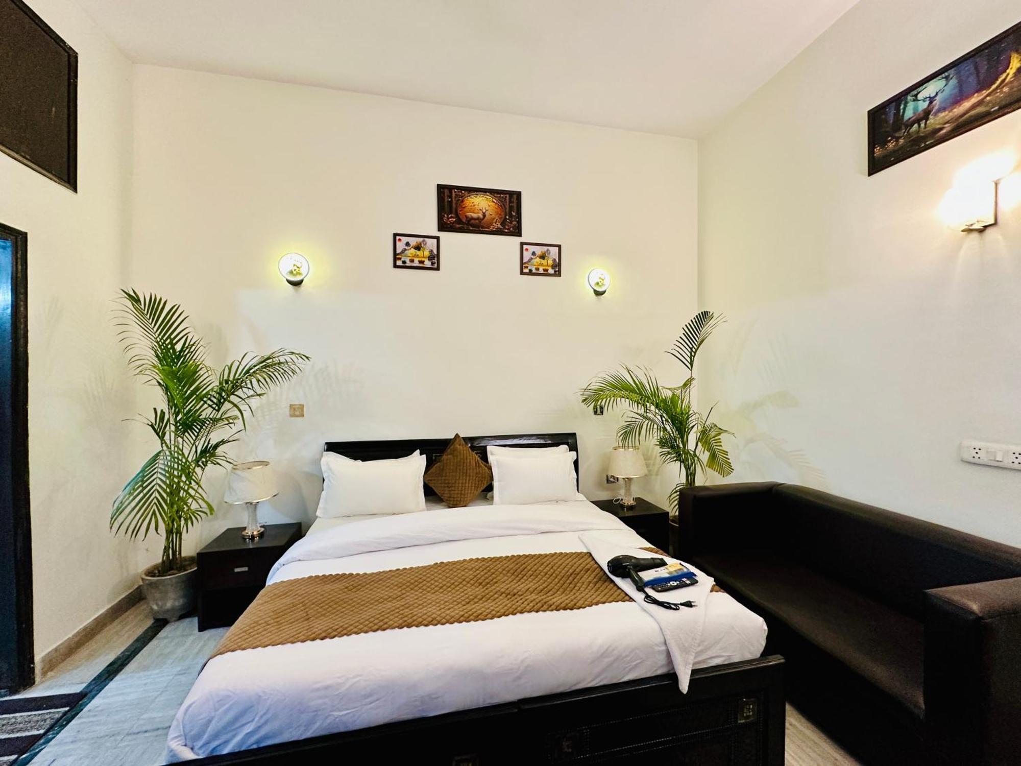 Hotel The White Scent-Near Noida Sector 18 Metro Exterior foto
