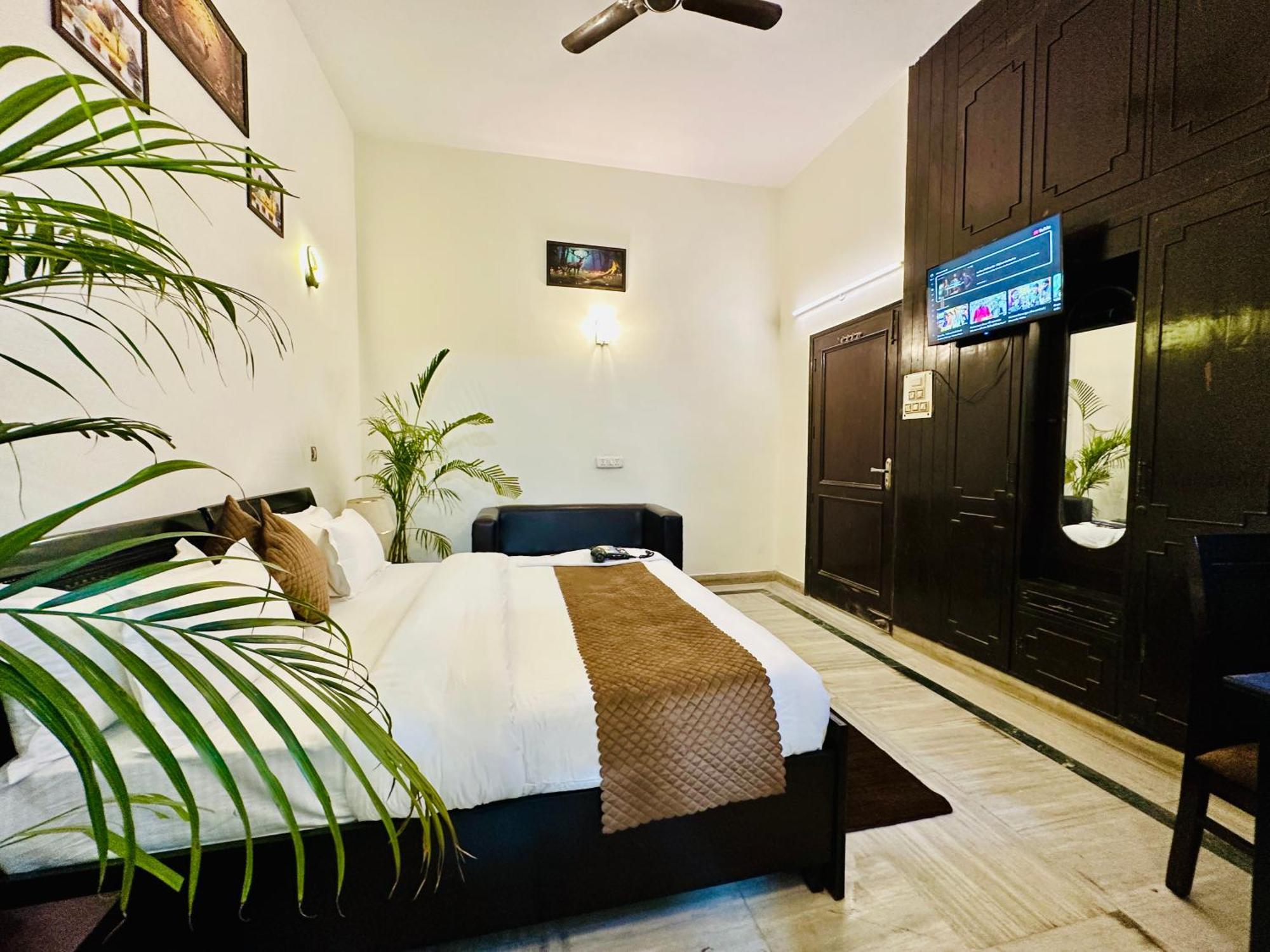 Hotel The White Scent-Near Noida Sector 18 Metro Exterior foto
