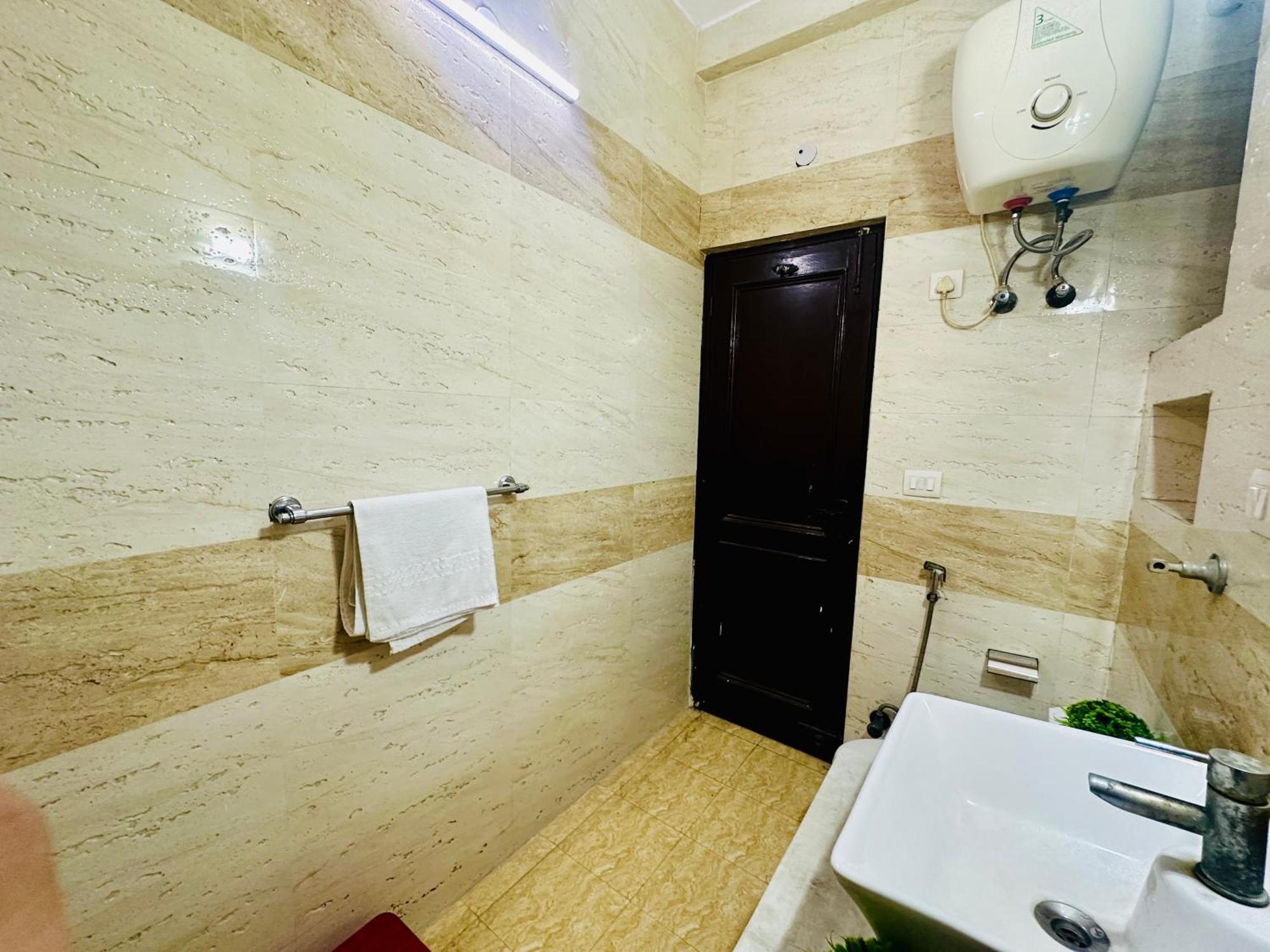 Hotel The White Scent-Near Noida Sector 18 Metro Exterior foto