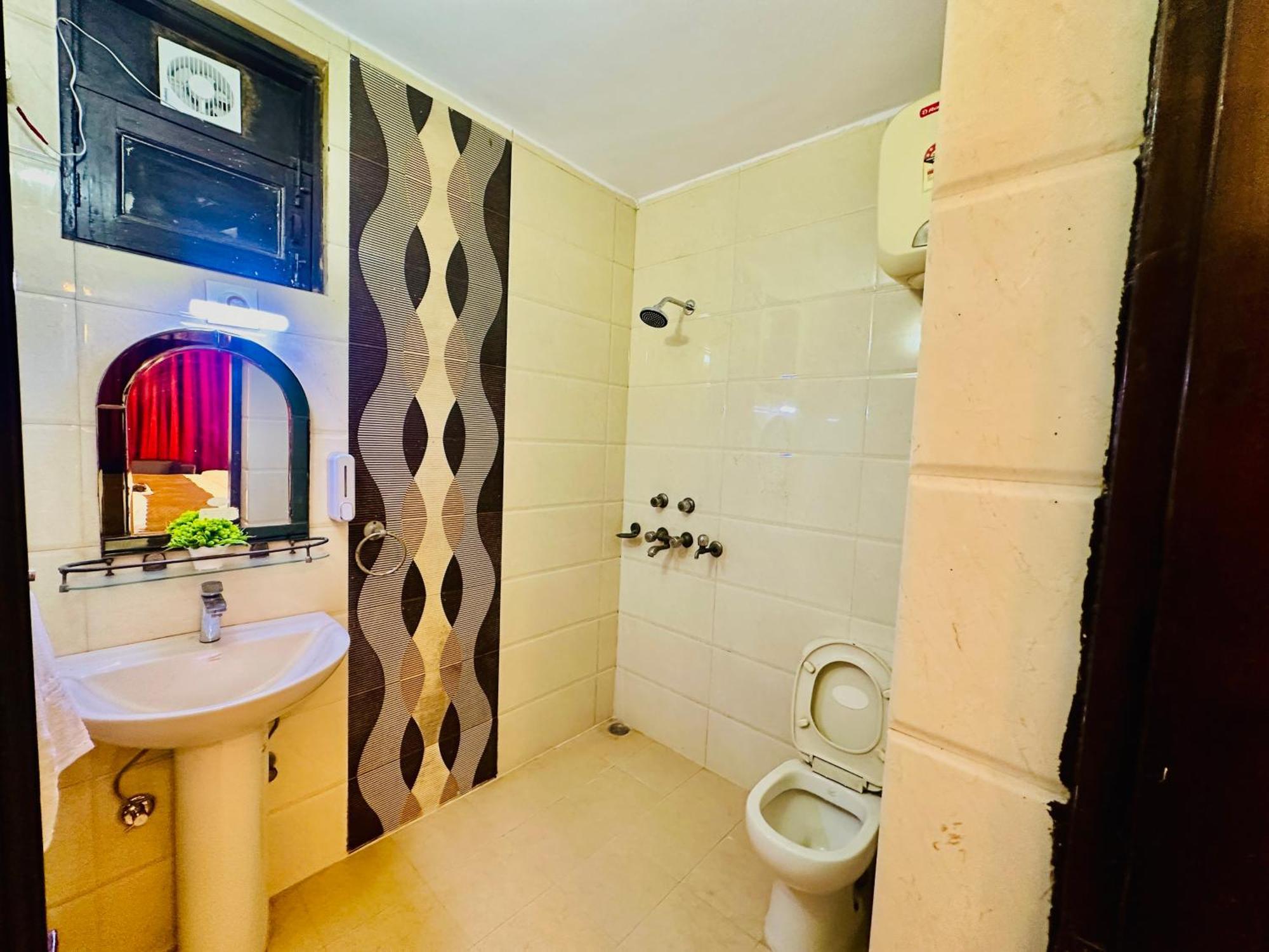 Hotel The White Scent-Near Noida Sector 18 Metro Exterior foto