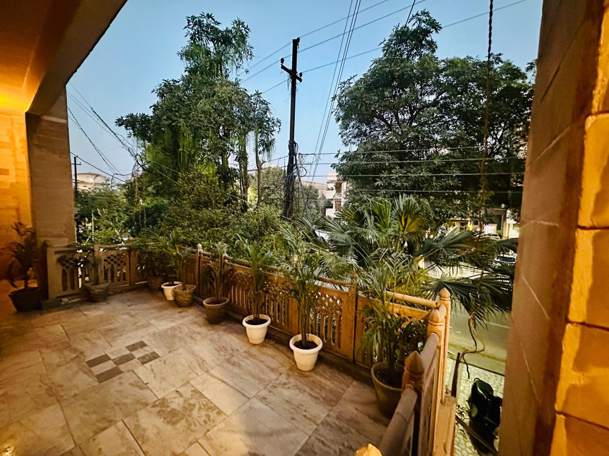 Hotel The White Scent-Near Noida Sector 18 Metro Exterior foto