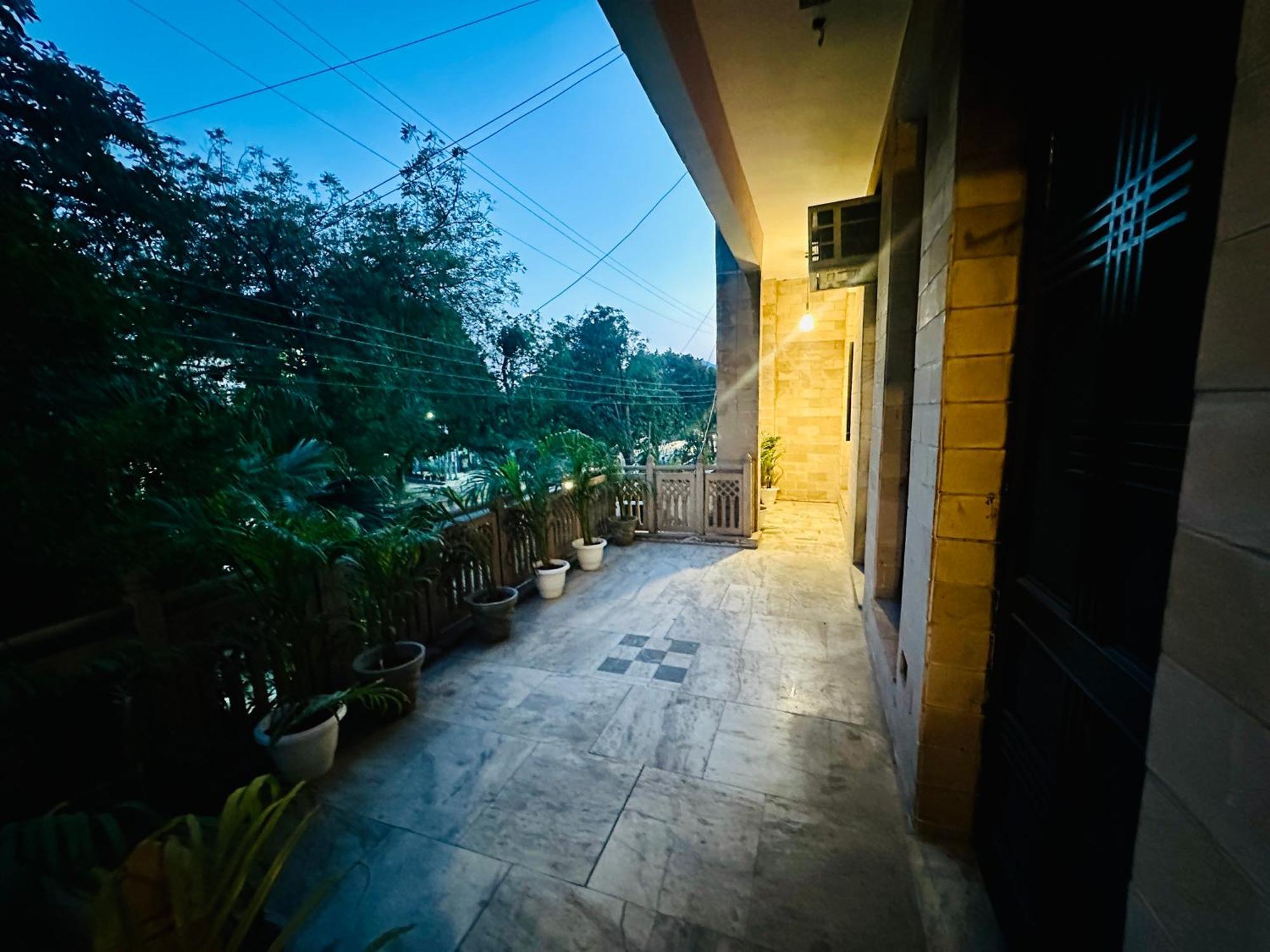 Hotel The White Scent-Near Noida Sector 18 Metro Exterior foto